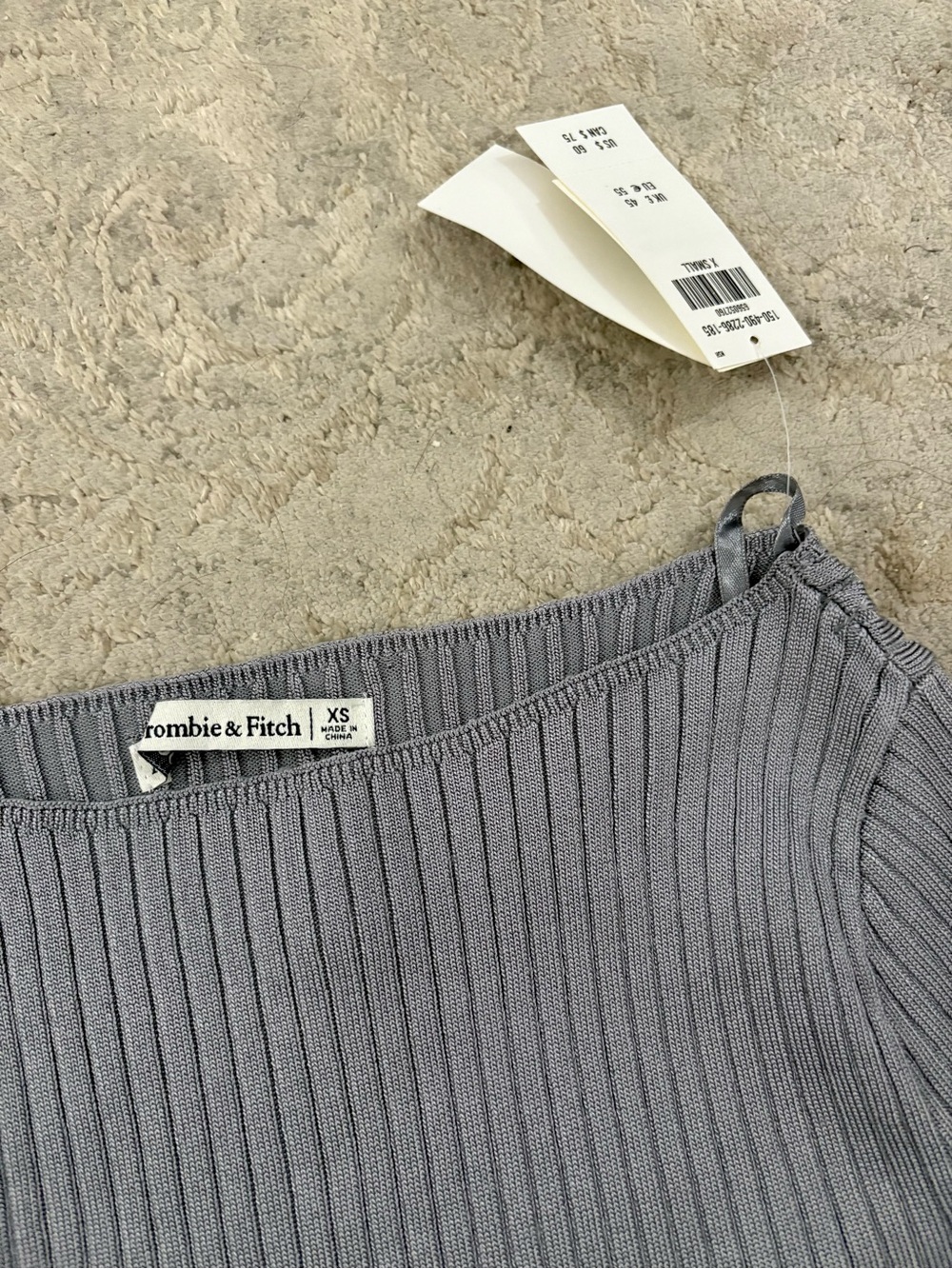 NWT❗️Abercrombie & Fitch Ribbed Long Sleeve Top in Silver Gray - Picture 2 of 2